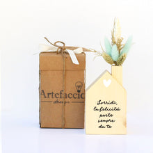 Carica l'immagine nel visualizzatore di Gallery, casetta con fiori secchi celesti artefaccio 007