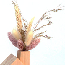 Carica l'immagine nel visualizzatore di Gallery, casetta con fiori secchi rosa artefaccio 003