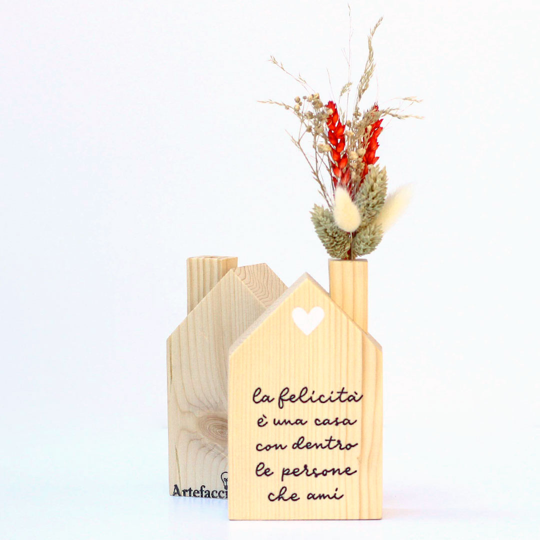 casetta con fiori secchi rossi artefaccio 001