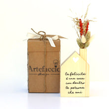 Carica l'immagine nel visualizzatore di Gallery, casetta con fiori secchi rossi artefaccio 007