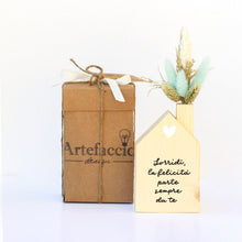 Carica l'immagine nel visualizzatore di Gallery, casetta con fiori secchi celesti artefaccio 007
