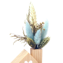 Carica l'immagine nel visualizzatore di Gallery, casetta con fiori secchi celesti artefaccio 003
