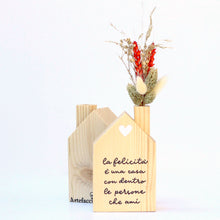 Carica l'immagine nel visualizzatore di Gallery, casetta con fiori secchi rossi artefaccio 001
