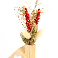 Carica l'immagine nel visualizzatore di Gallery, casetta con fiori secchi rossi artefaccio 003
